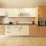 A04 - Large Modern 1 Bed With Pool Apartment