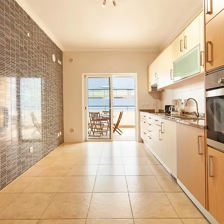 A04 - Large Modern 1 Bed With Pool Apartment
