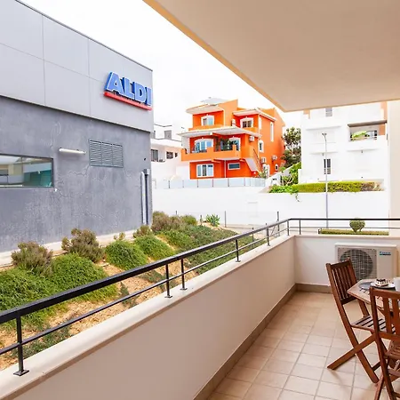 Apartment A04 - Large Modern 1 Bed With Pool