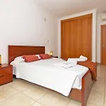 A04 - Large Modern 1 Bed With Pool