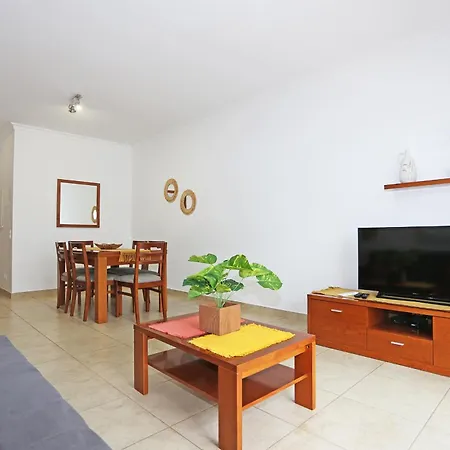 Apartment A04 - Large Modern 1 Bed With Pool