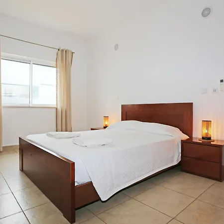 A04 - Large Modern 1 Bed With Pool Apartment *