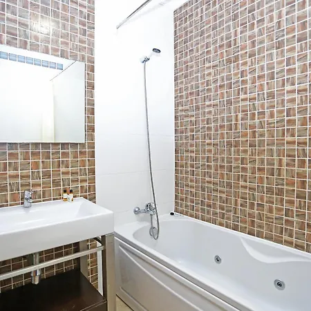 Apartment A04 - Large Modern 1 Bed With Pool Lagos