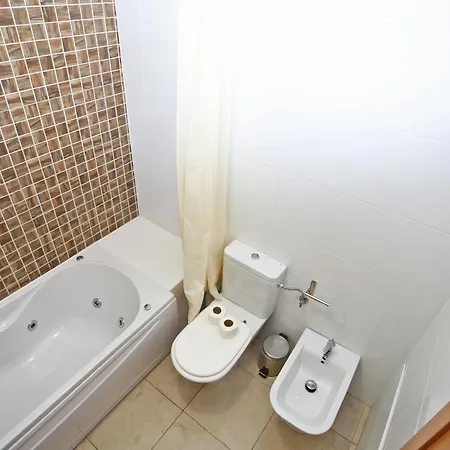 A04 - Large Modern 1 Bed With Pool Lagos