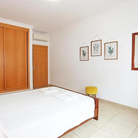 A04 - Large Modern 1 Bed With Pool Apartment