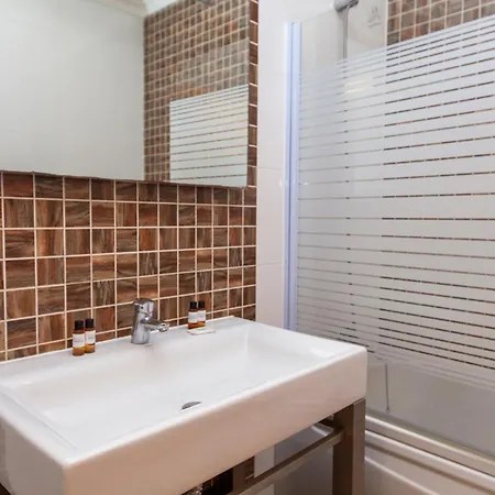 A04 - Large Modern 1 Bed With Pool Lagos