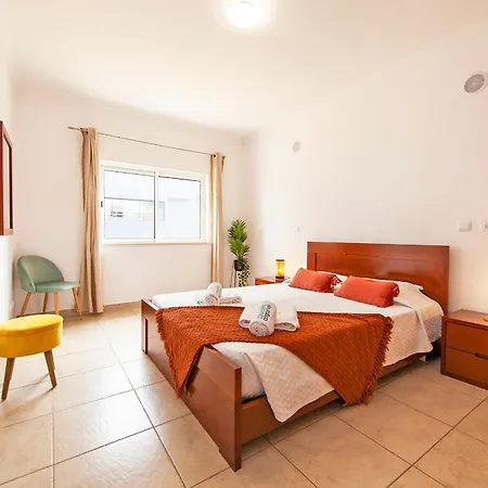 A04 - Large Modern 1 Bed With Pool *