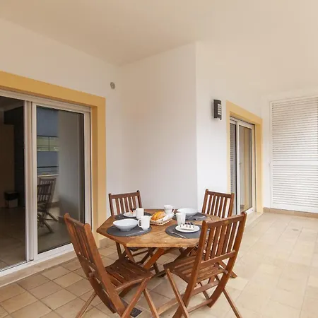 A04 - Large Modern 1 Bed With Pool *