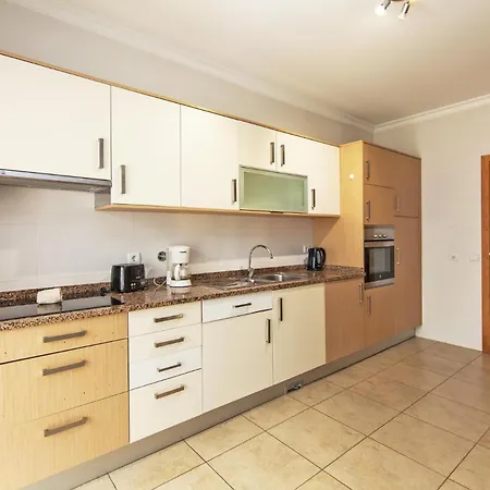 Apartment A04 - Large Modern 1 Bed With Pool
