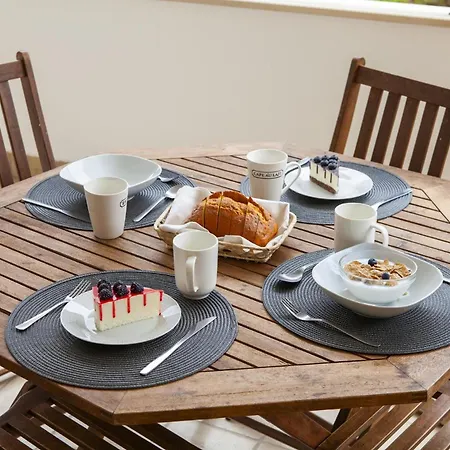 A04 - Large Modern 1 Bed With Pool