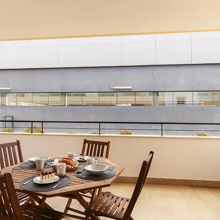 A04 - Large Modern 1 Bed With Pool