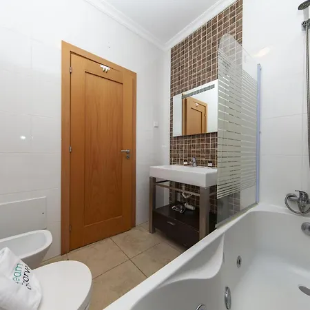 A04 - Large Modern 1 Bed With Pool *