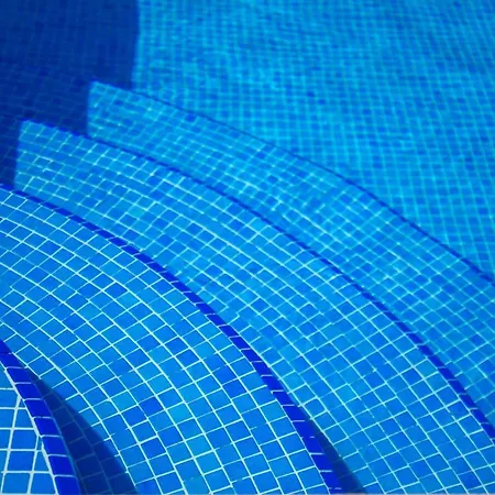 A04 - Large Modern 1 Bed With Pool