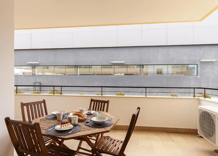 A04 - Large Modern 1 Bed With Pool