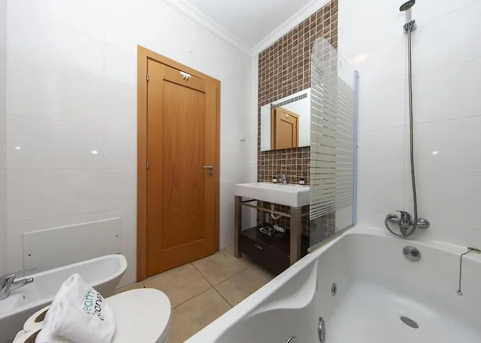 A04 - Large Modern 1 Bed With Pool *